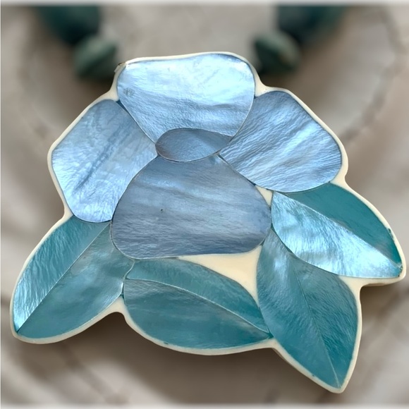 Vintage Blue Mother of Pearl Floral Pendant Necklace - Picture 4 of 10